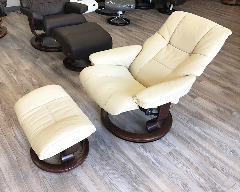 Stressless Kensington Large Mayfair Paloma Kitt Leather Recliner Chair and Ottoman by Ekornes