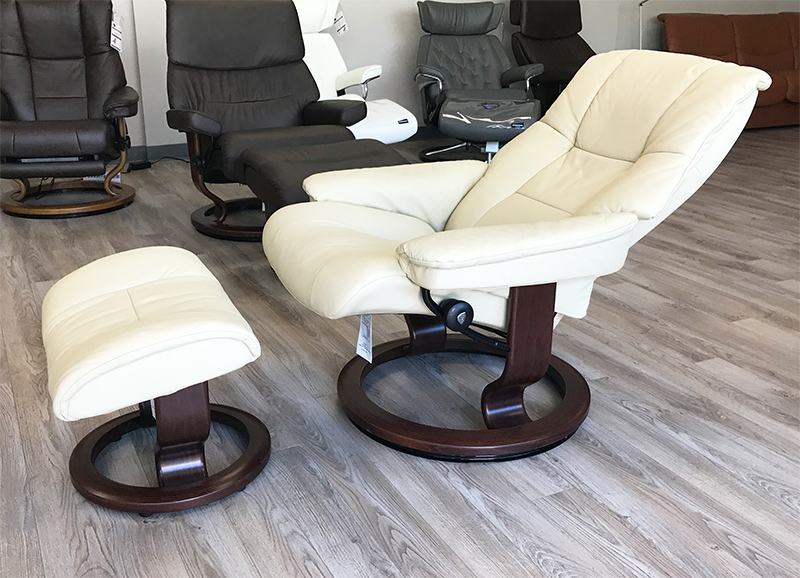 Stressless Kensington Large Mayfair Paloma Kitt Leather Recliner Chair and Ottoman by Ekornes