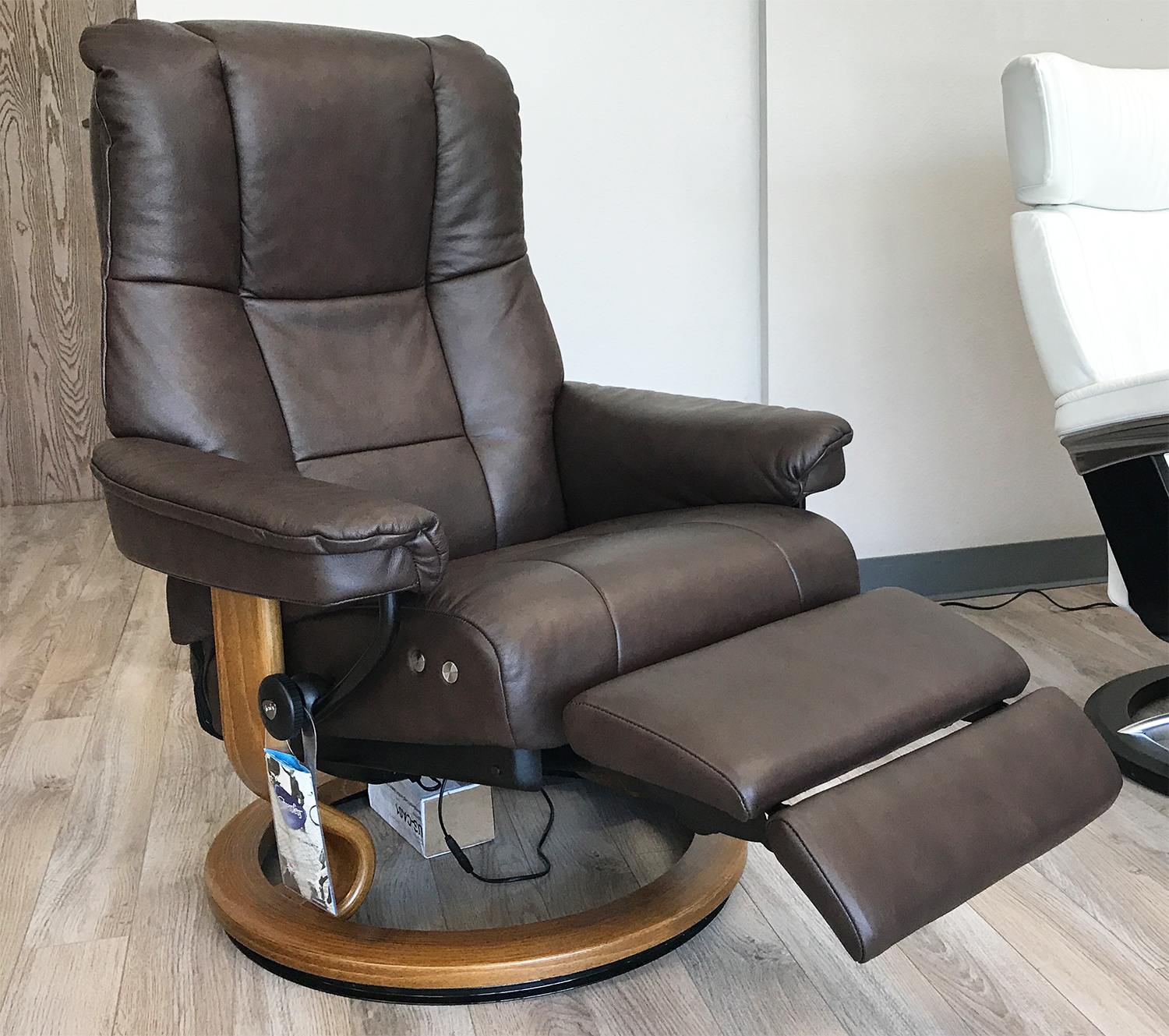 https://www.vitalitywebb.com/Stressless-Chair/stressless_images/Stressless-Mayfair-LegComfort-Chocolate-Leather-Recliner-Chair-Footrest.jpg